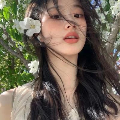 穿风信子蓝的少女